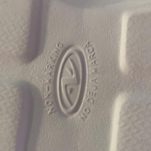 Athletic Works Kids shoes size 1 - Picture 5 of 6